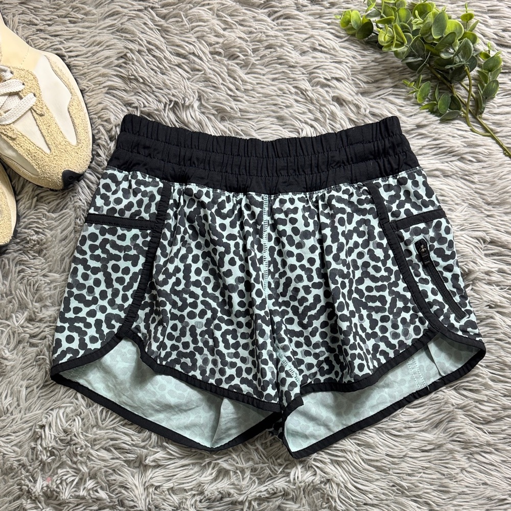 Lululemon Tracker Short III *4-way Stretch
Ace Spot Tranquil Blue Black /Black 4